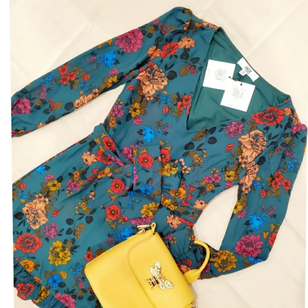 NEW: CASUAL V-NECK SKATER STYLE DRESS - Picture 7 of 8